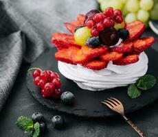 mini Pavlova meringa torta decorato con fresco frutti di bosco foto