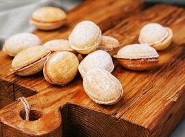 noce sagomato biscotti con caramello su legna foto