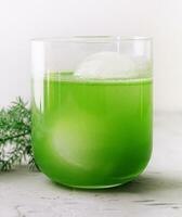 ghiacciato verde tè su leggero sfondo foto