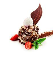 cioccolato dolce con ghiaccio crema e fragole foto