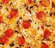 salame e funghi Pizza vicino su sfondo foto
