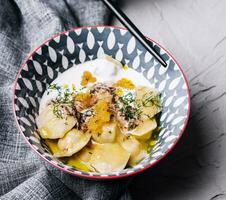 Cinese frutti di mare Ravioli guarnito con luccio caviale foto