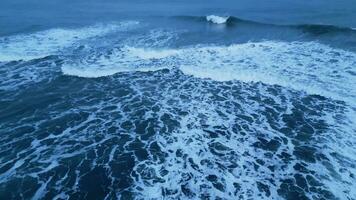 fuco tiro di nordico oceano costa con nero sabbia spiagge, islandese naturale scenario. maestoso atlantico riva paesaggio nel Islanda con nevoso montagne e congelamento freddo acqua. lento movimento. foto