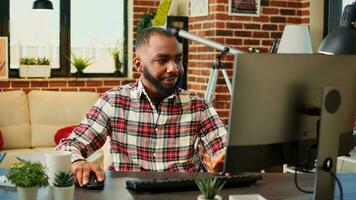 stanco assonnato africano americano dipendente remoto Lavorando, digitando dati su computer, contento di finitura opera presto. telelavoratore segreteria lavoro messaggi di posta elettronica nel caldo accogliente vivente camera appartamento foto