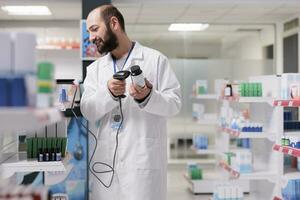 caucasico farmacista Tenere medicamento bottiglia lettura Prodotto bar codice mentre Lavorando nel farmacia. farmacia dipendente riducendo il rischio di errori di con precisione puntamento il inventario di farmaci foto