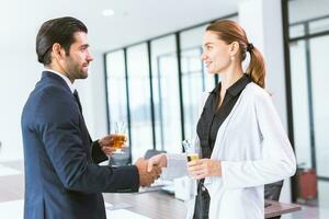 attività commerciale persone incontro introdurre mano tremante nel alcool bevanda ufficio festa foto