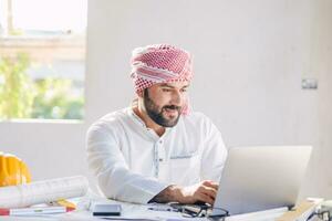 musulmano arabo attività commerciale maschio ingegnere architetto progetto manager contento Lavorando a costruzione luogo foto