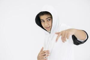 giovane ragazzo adolescente nel hiphop danza azione su bianca sfondo foto