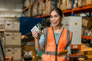 ingegnere magazzino personale dipendente contento lieto per Ricevere stipendio aumento. industria donna lavoratore contento lieto con col tempo indennità i soldi giorno di paga foto