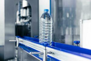 pulito potabile acqua in bottiglia nel cibo e bevanda inverso osmosi sistema igiene fabbrica produzione trasportatore cintura linea foto