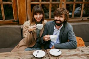 romantico momenti di elegante coppia nel amore seduta nel un' bar, potabile caffè, avendo un' conversazione e godendo il tempo trascorrere con ogni Altro. foto