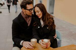 vicino su ritratto di adorabile coppia nel amore andando per bacio. romantico umore. foto