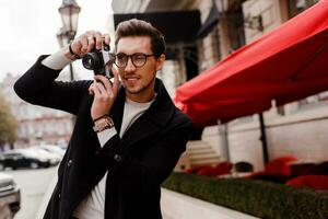 bello uomo con elegante acconciatura fabbricazione fotod nel europeo città. autunno stagione. foto