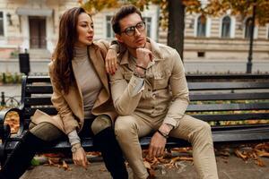 europeo coppia in posa insieme nel freddo giorno. indossare elegante trincea. foto