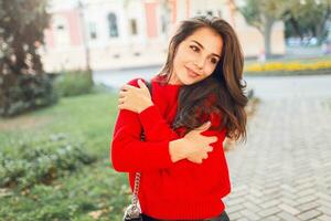 all'aperto stile di vita ritratto di carino sorridente donna nel caldo autunno casuale attrezzatura a piedi nel parco e godendo soleggiato tempo atmosferico. romantico umore. foto