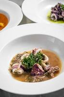 calamari mediterranei stufati in aglio e salsa di vino tapas di pesce fresco a ibiza spagna