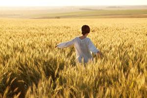 donna in un campo di grano