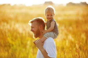 padre felice porta suo figlio foto