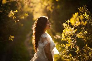 donna in giardino al tramonto foto