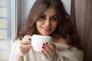 giovane donna con una tazza di caffè foto