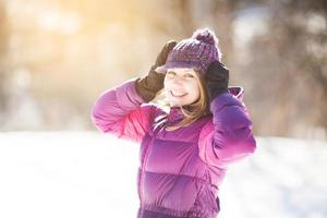 ragazza allegra con cappello a maglia e guanti foto