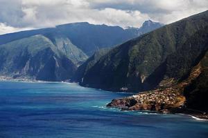 città sulla riva dell'oceano foto