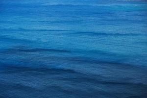 superficie dell'oceano con piccole onde foto