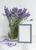 un bouquet di lavanda all'interno di una cucina. foto