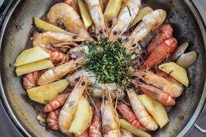 gamberi pesce stufato di pesce in salsa di vino bianco all'aglio stile cataplana portoghese