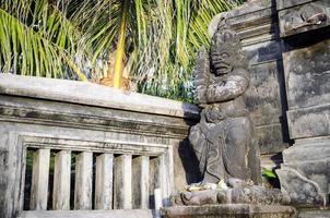 tradizionali antiche statue indù balinesi nel tempio di bali indonesia foto