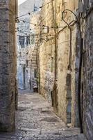 Città vecchia strada acciottolata scena nell'antica città di Gerusalemme Israele foto