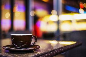 tazza di caffè espresso nella moderna caffetteria caffetteria di notte foto