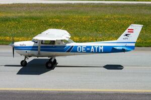 commerciale aereo a aeroporto e aeroporto. piccolo e sport aereo. generale aviazione industria. vip trasporto. civile utilità trasporto. volare e volare. foto