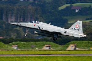 militare combattente Jet aereo a aria base. aria vigore volo operazione. aviazione e aereo. aria difesa. militare industria. volare e volare. foto