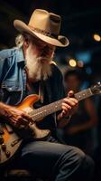 musicista giochi chitarra su il strada tra un' folla di persone foto