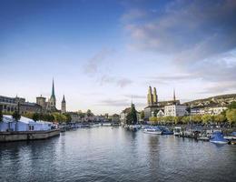 fiume limmat nel centro di zurigo altstadt punto di riferimento storico area della città vecchia foto