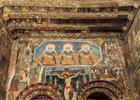 antica chiesa ortodossa etiope interni pareti dipinte a gondar Etiopia foto
