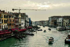 un' canale nel Venezia con Barche e edifici foto