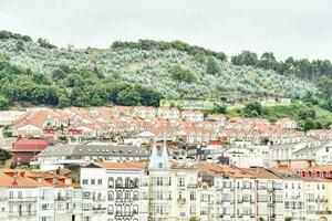 un' città con molti edifici su superiore di un' collina foto