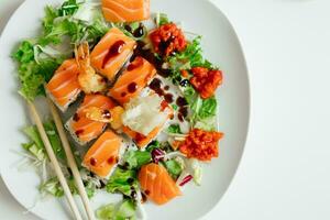 superiore Visualizza di giapponese Sushi. rotoli con tonno, salmone, gamberetto, Granchio e avocado. superiore Visualizza di arcobaleno uramaki, Hosomaki e nigiri con teriyaki salsa foto