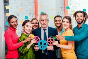 attività commerciale squadra Collegare pezzi di ingranaggi piace un' lavoro di squadra e partner foto