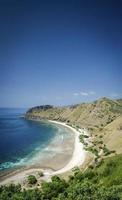 vista sulla costa e sulla spiaggia vicino a dili a timor leste orientale dal monumento della collina di cristo rei foto