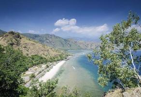 vista sulla costa e sulla spiaggia vicino a dili a timor leste orientale dal monumento della collina di cristo rei foto