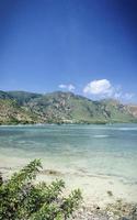 areia branca vista spiaggia tropicale e costa vicino a dili a timor est foto