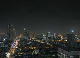 edifici moderni nella zona silom del centro di bangkok thailandia di notte foto