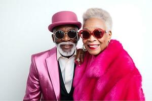 bellissimo alla moda anziano africano americano donna e uomo in posa nel di moda rosa Abiti su bianca sfondo. ai generativo foto