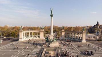 drone girato su scultura di angelo sulla piazza degli eroi a budapest foto