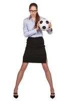 giovane donna con un pallone da calcio foto