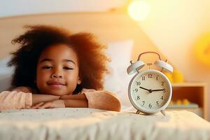 bambino africano americano ragazza sembra a il telecamera e sorrisi. il orologio è nel il primo piano. il concetto di figli di dormire orario. ai generativo foto