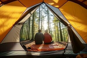 un' uomo e un' donna sedersi vicino un' turista tenda e godere il Visualizza di natura. Visualizza a partire dal il Indietro, dentro il tenda. ai generativo foto